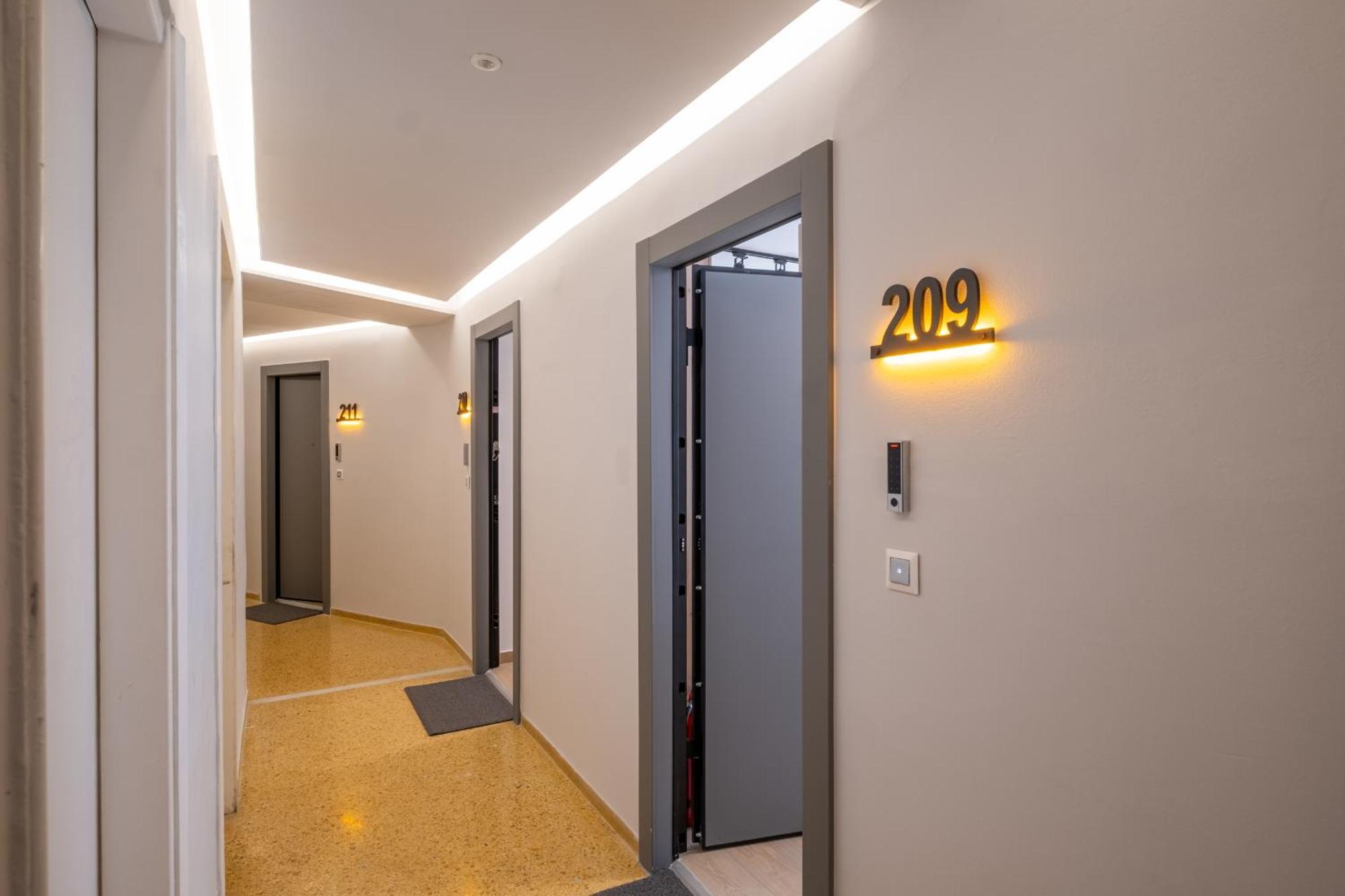 Athensis Apartments In Central Атина Екстериор снимка
